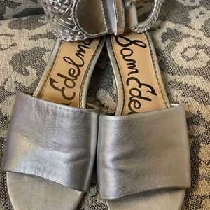 METALLIC LEATHER SLIDES & SILVER BELT